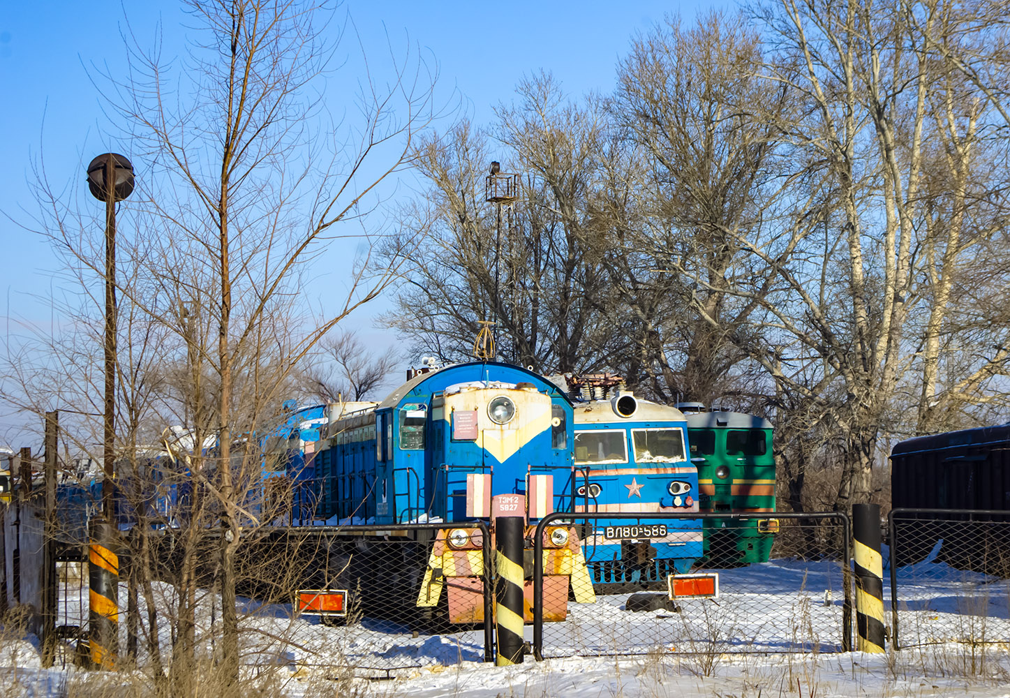 ТЭМ2-5827; ВЛ80С-588