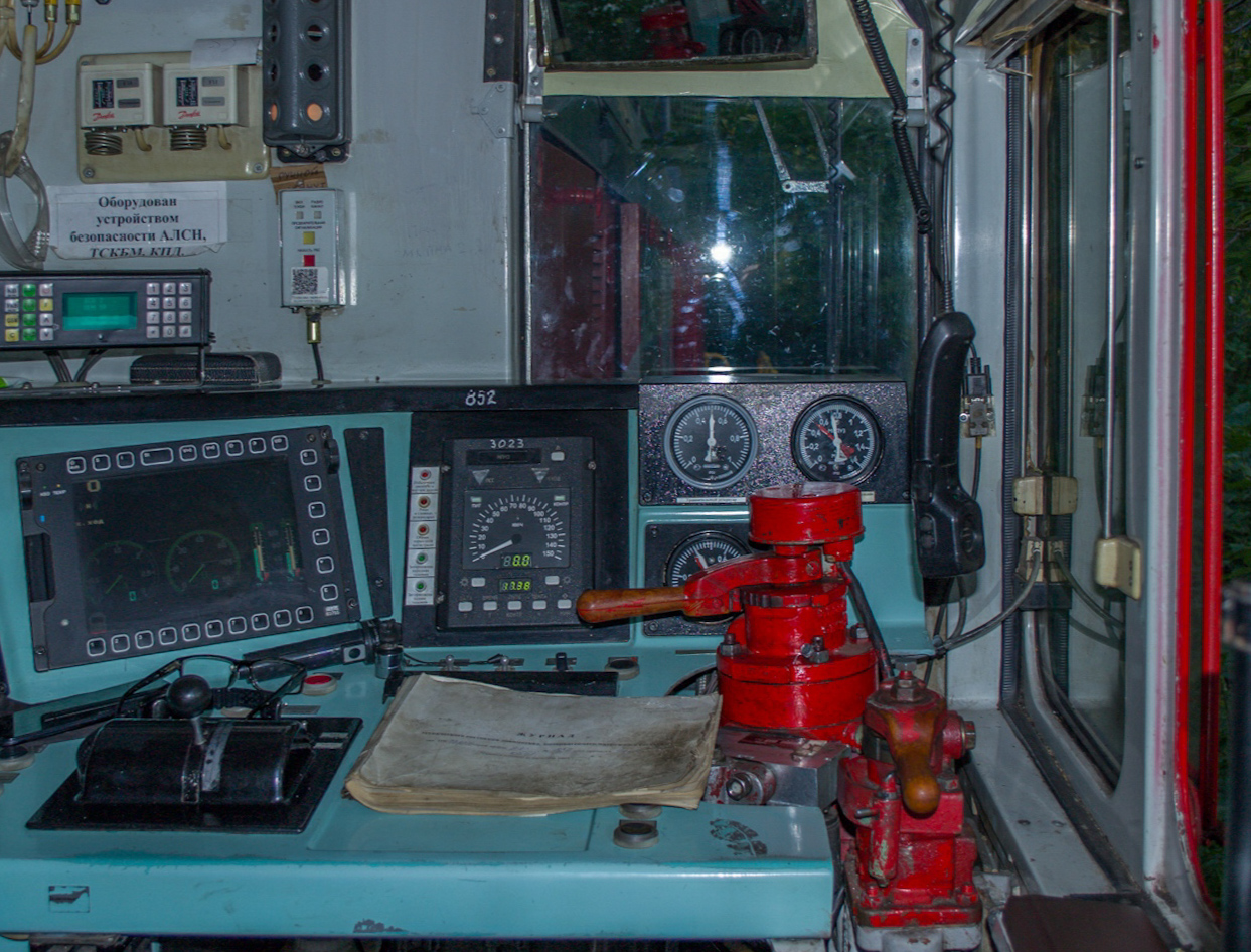 ТЭМ18ДМ-852