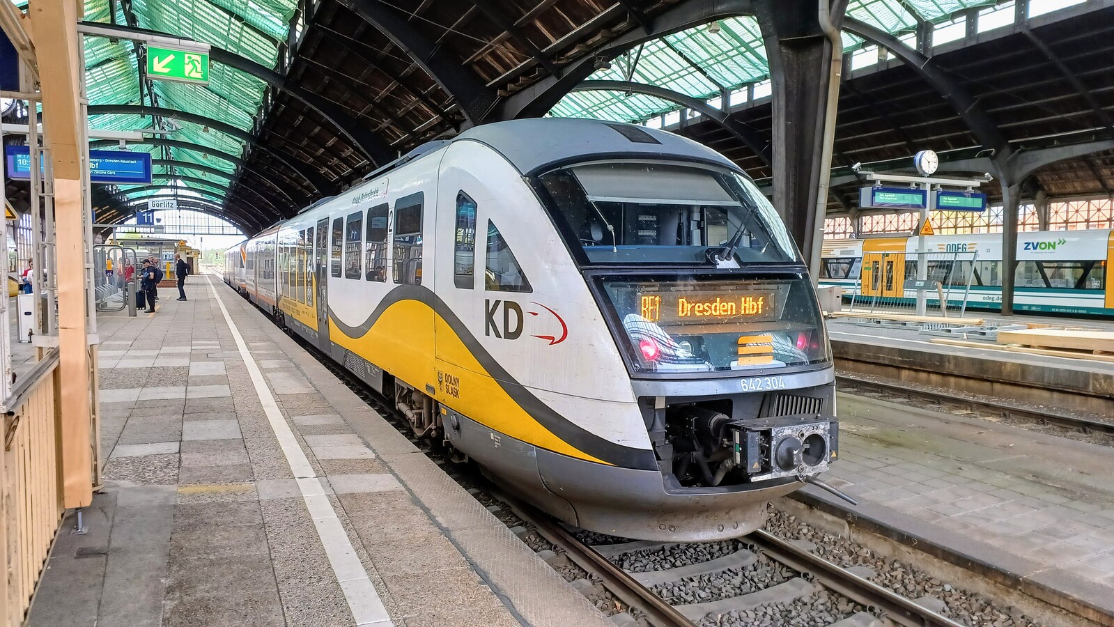 642 304