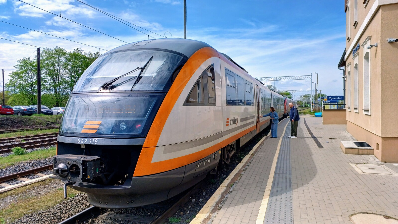 642 318
