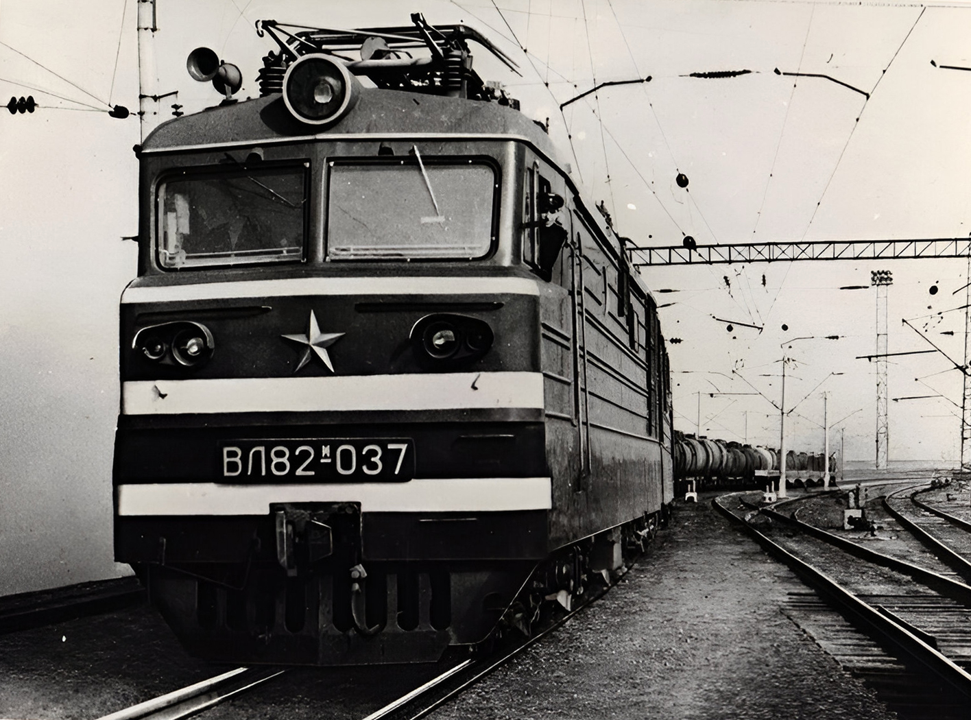 ВЛ82М-037