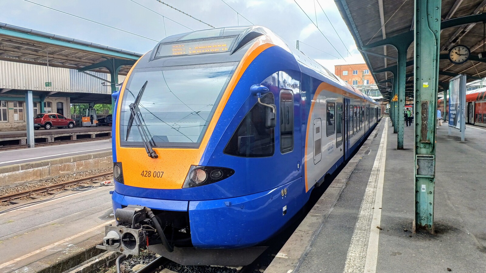 428 007