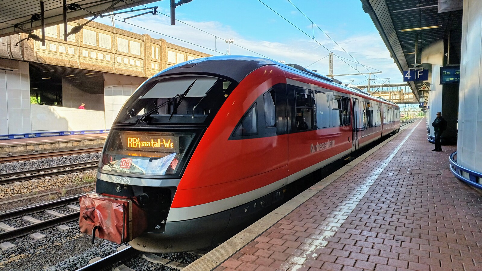 642 085
