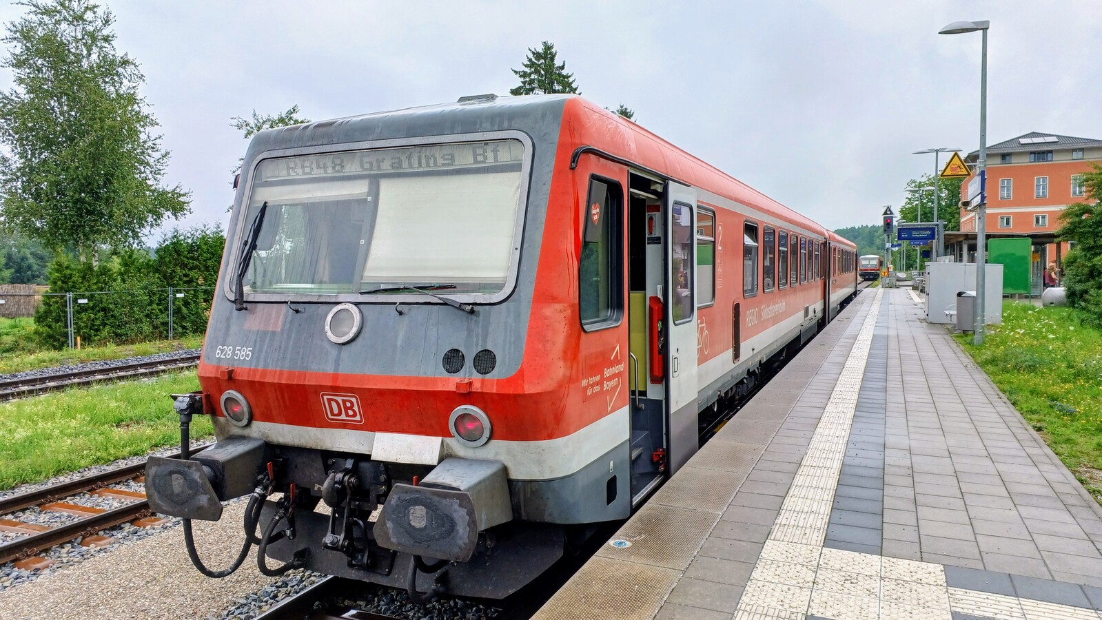628 585