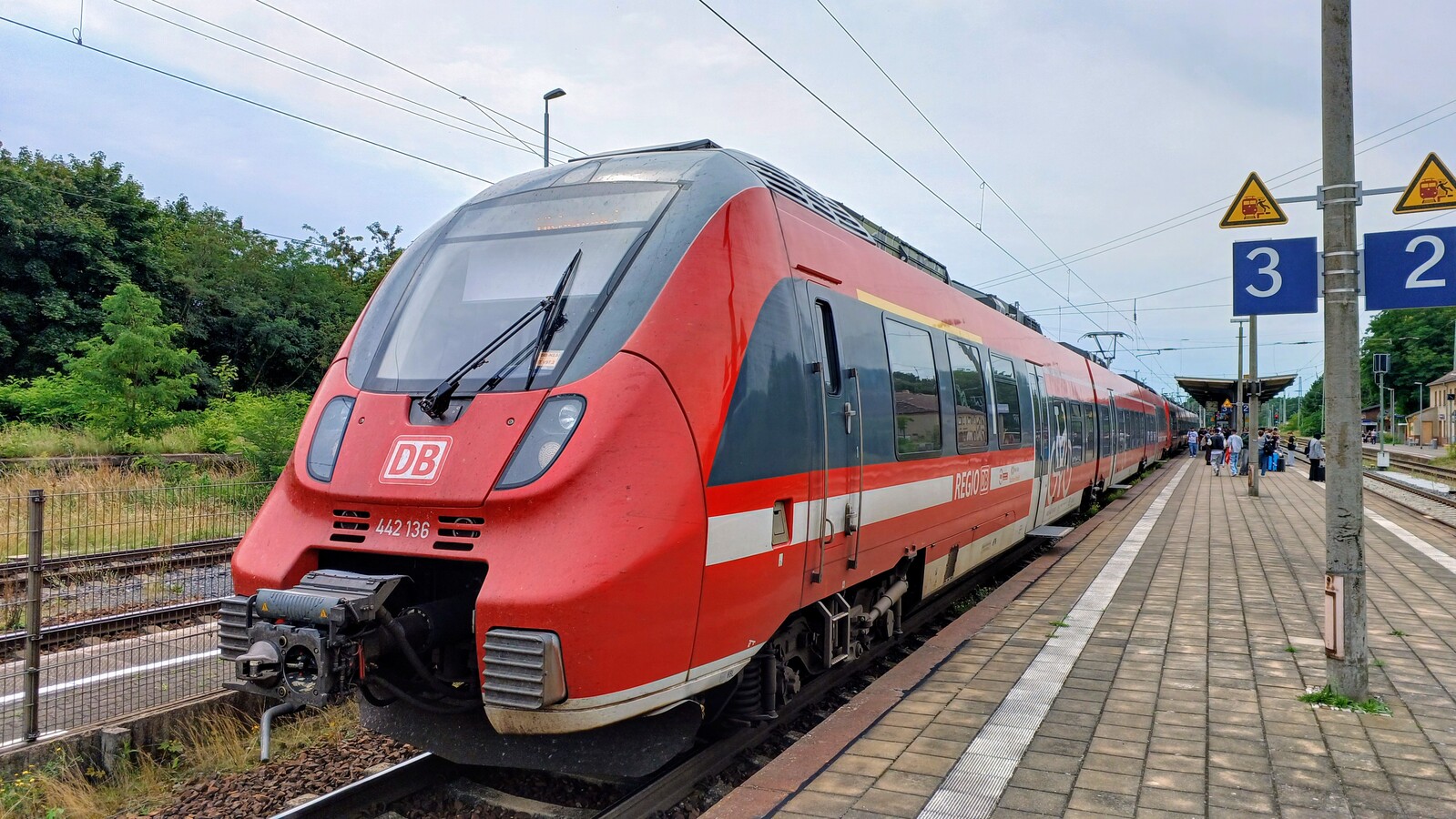 442 136