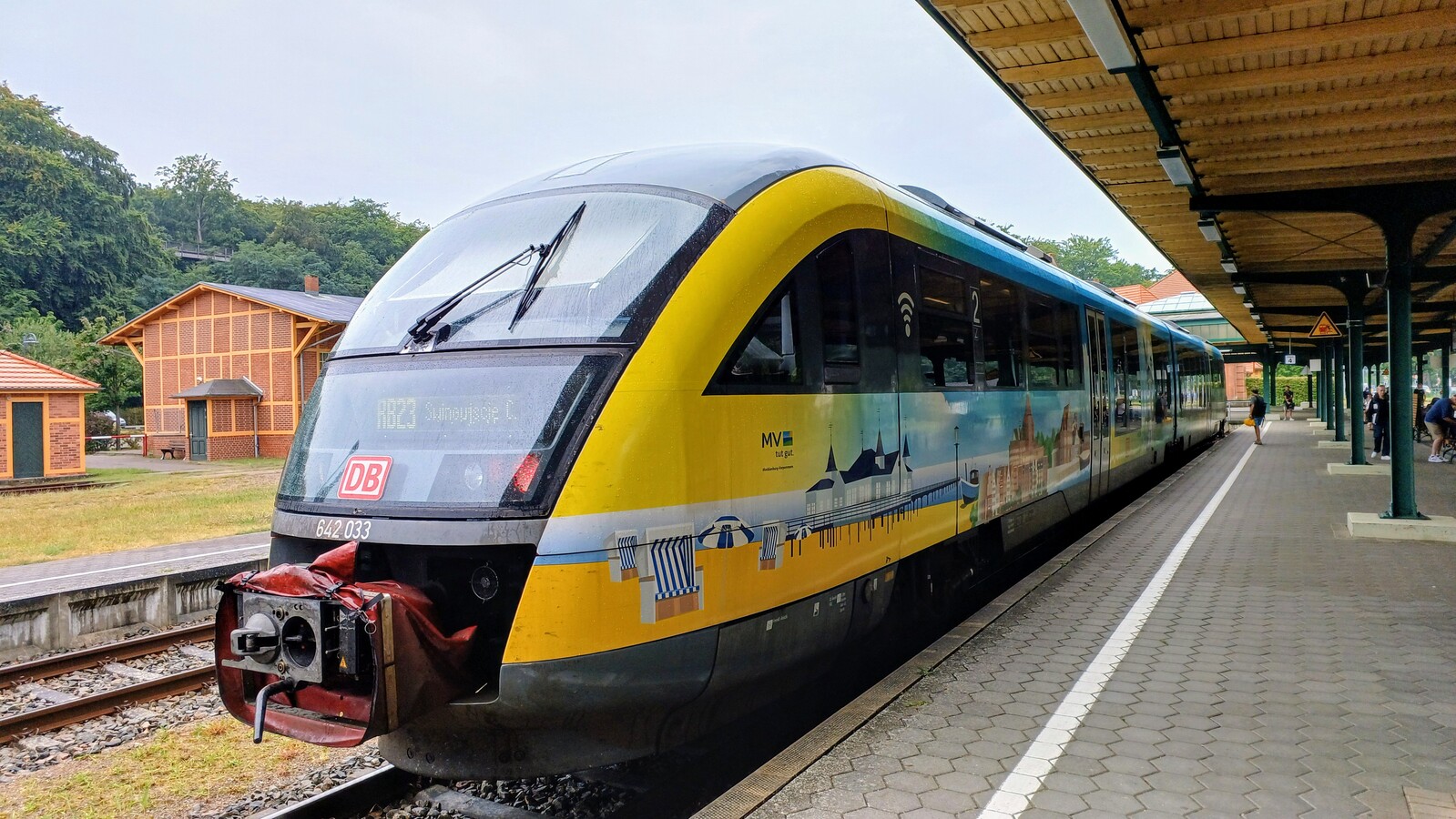 642 033