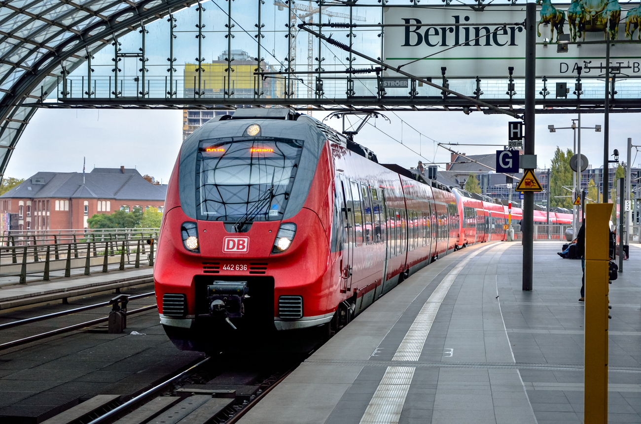 442 136