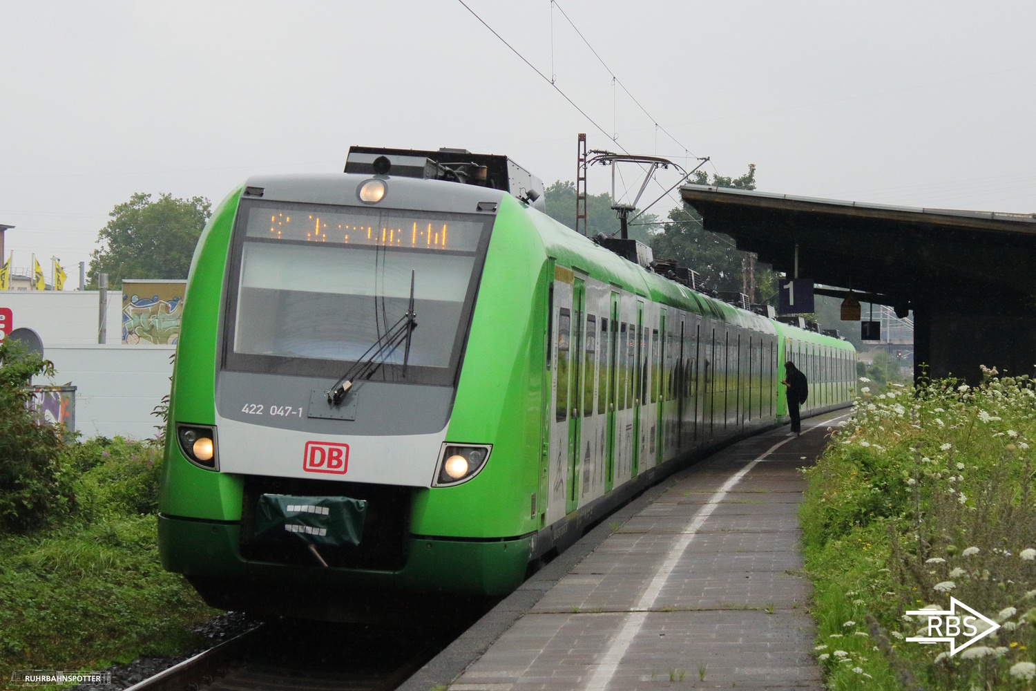 422 047