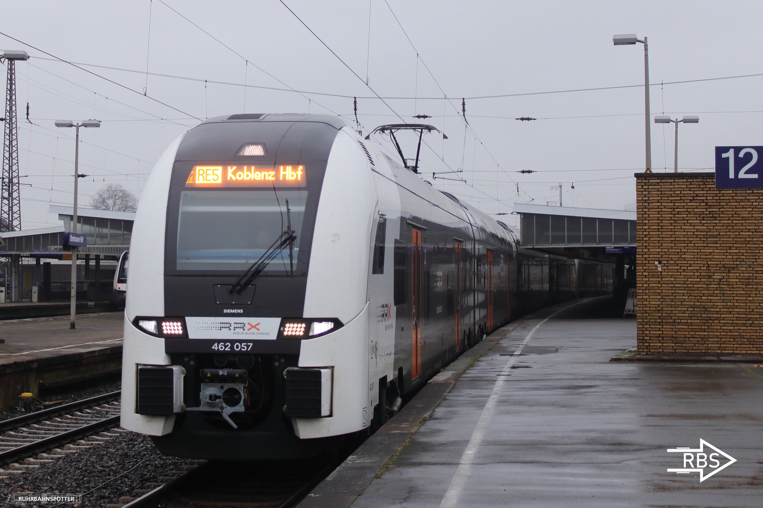 462 057