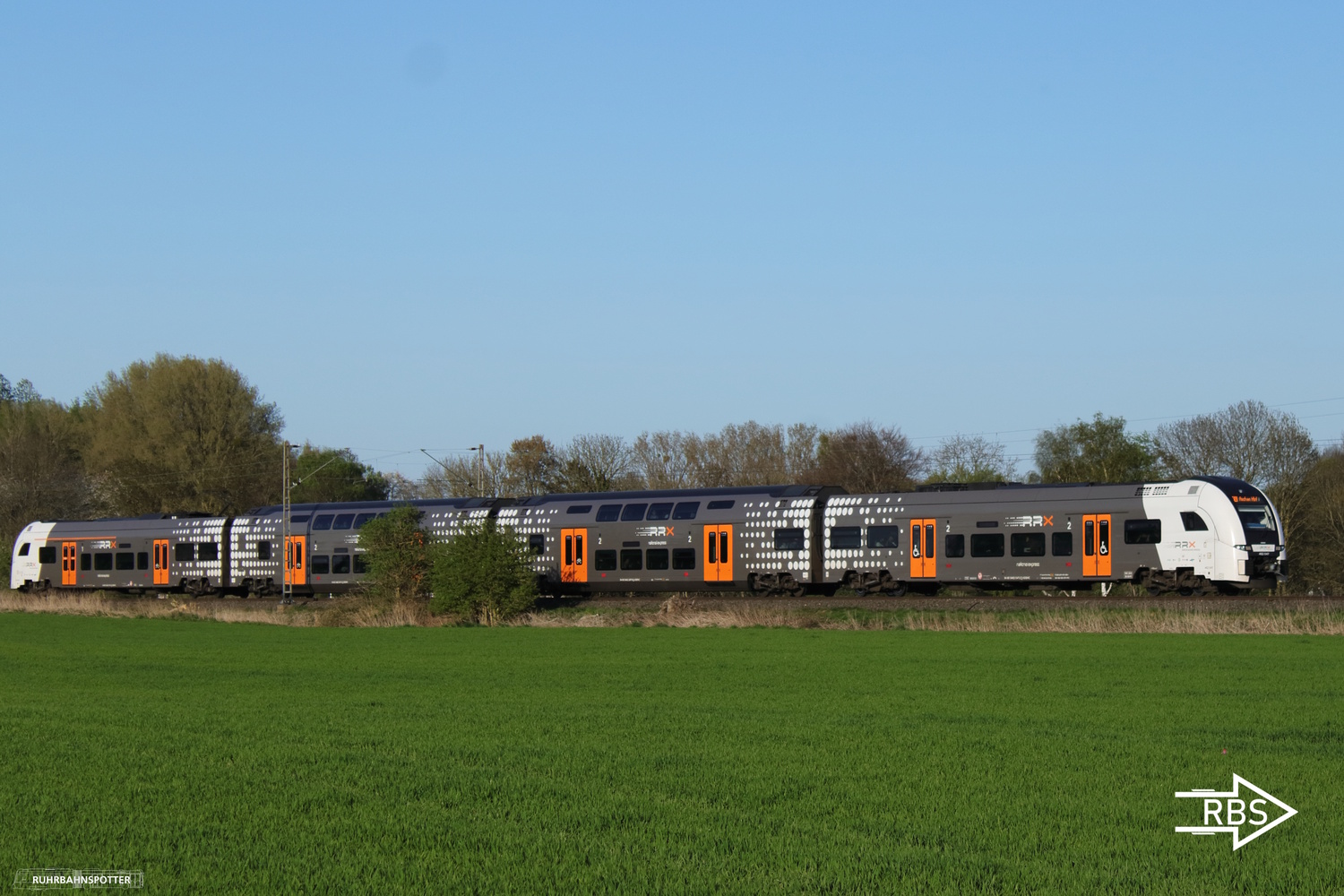 462 047