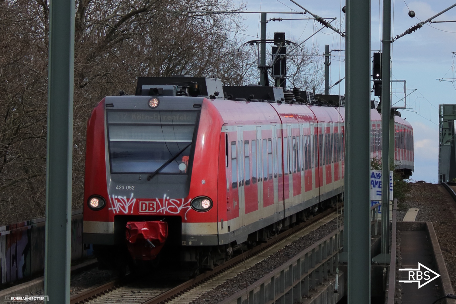 423 052