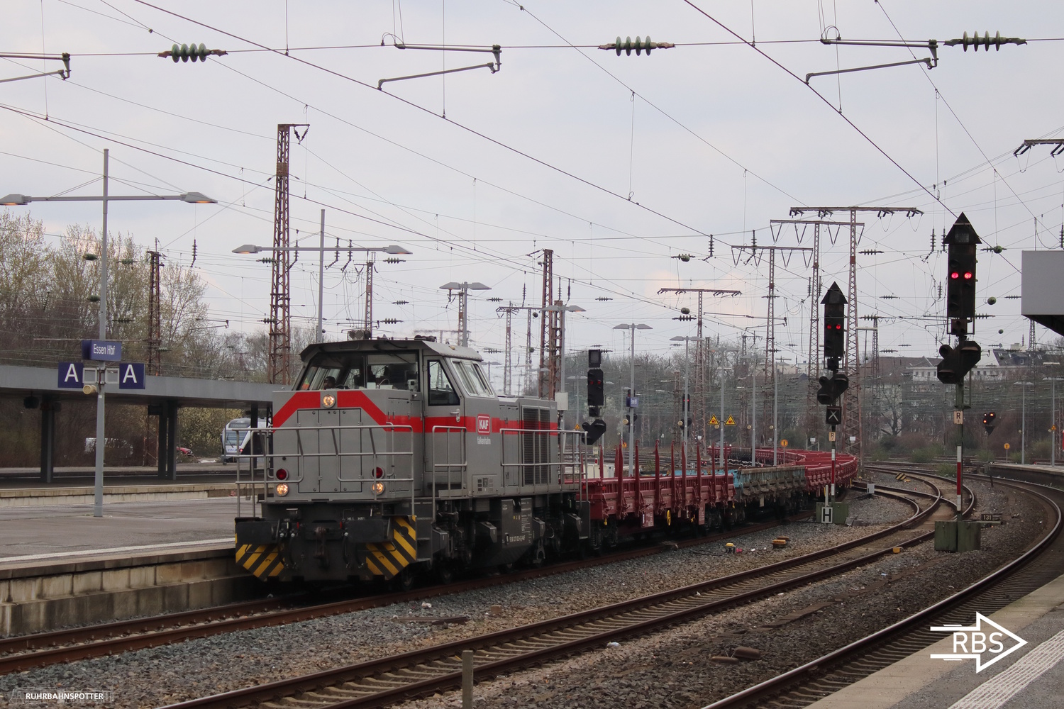 271 022