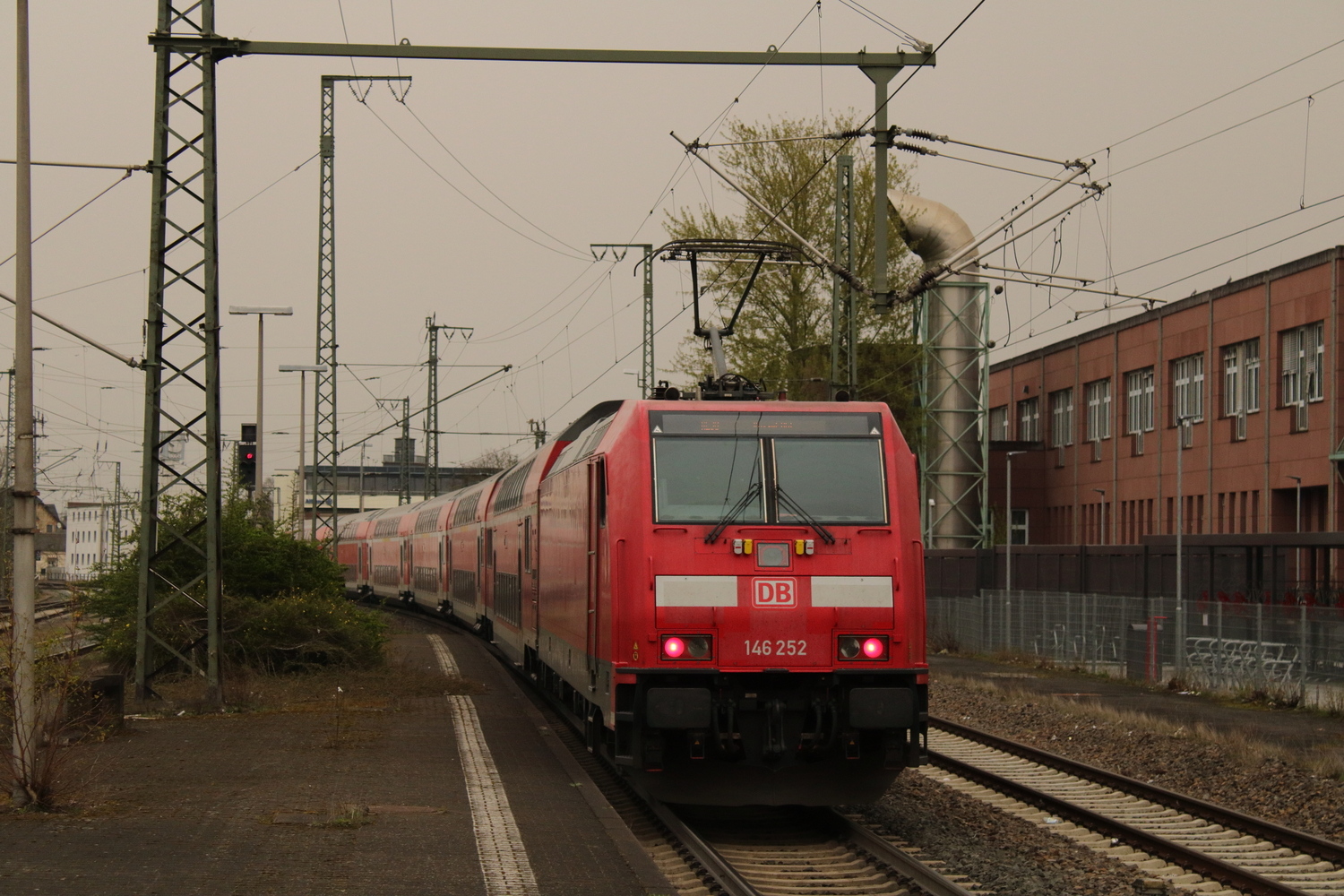 146 252