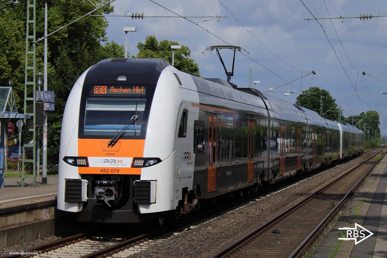 462 079