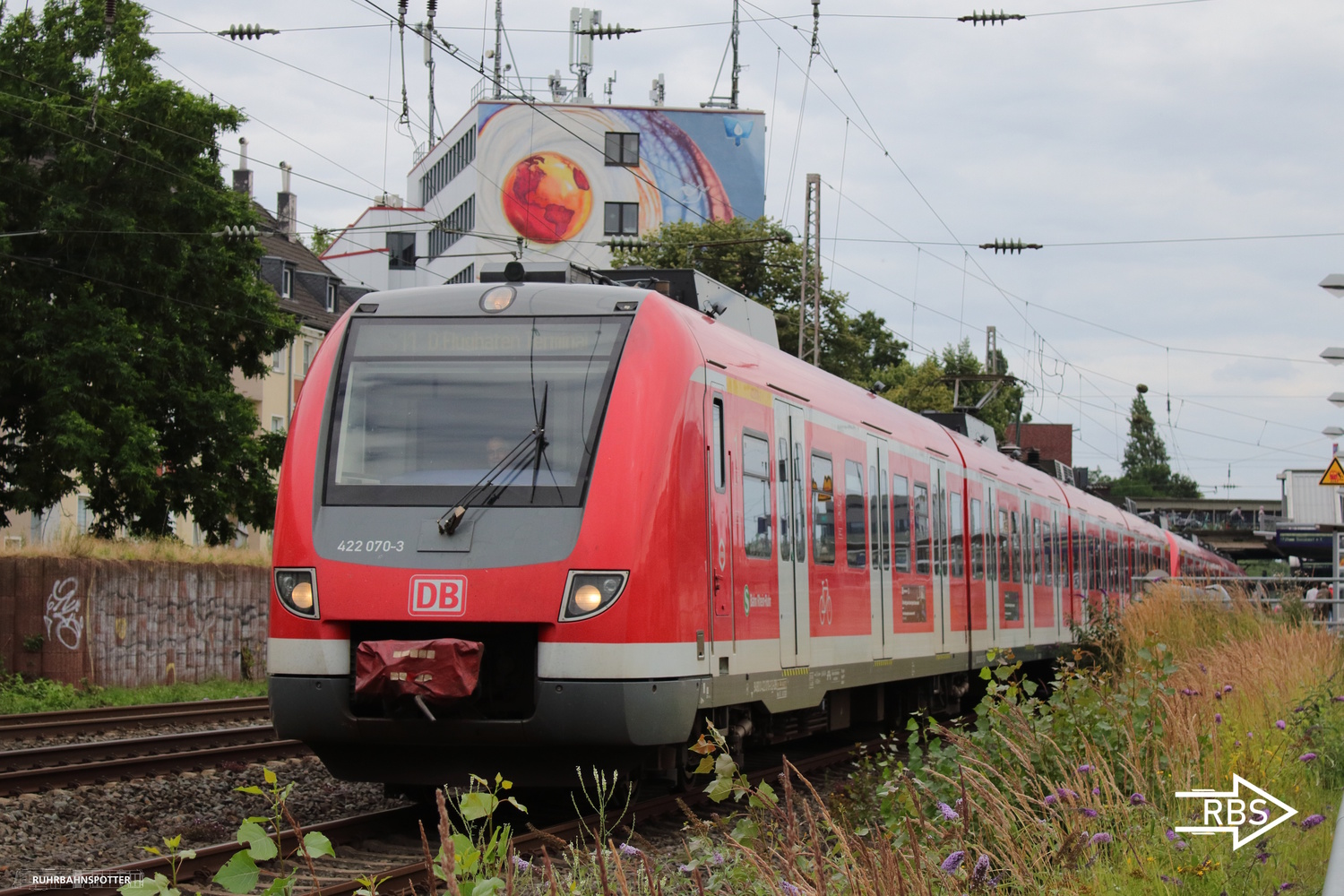422 070