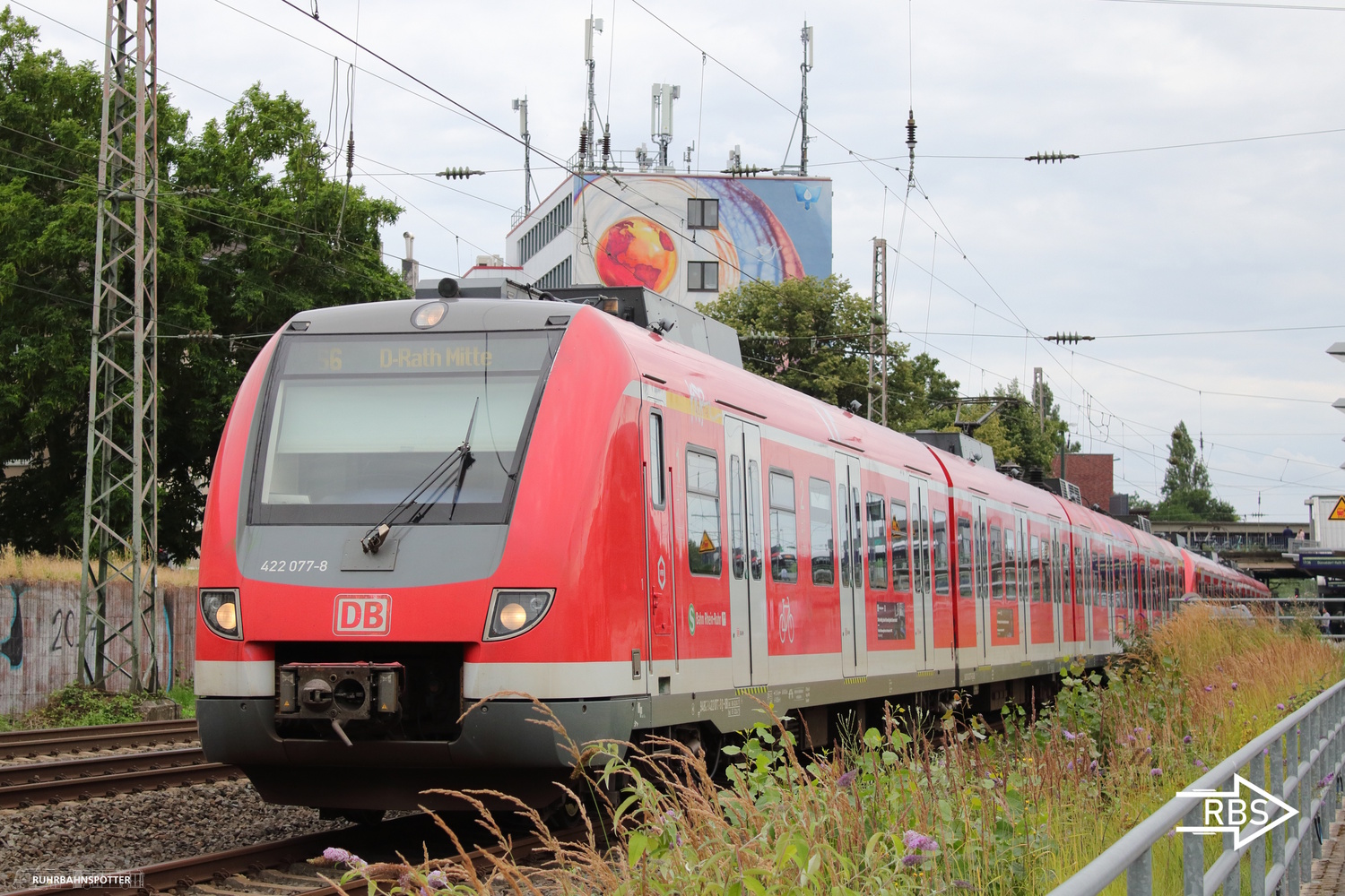 422 077