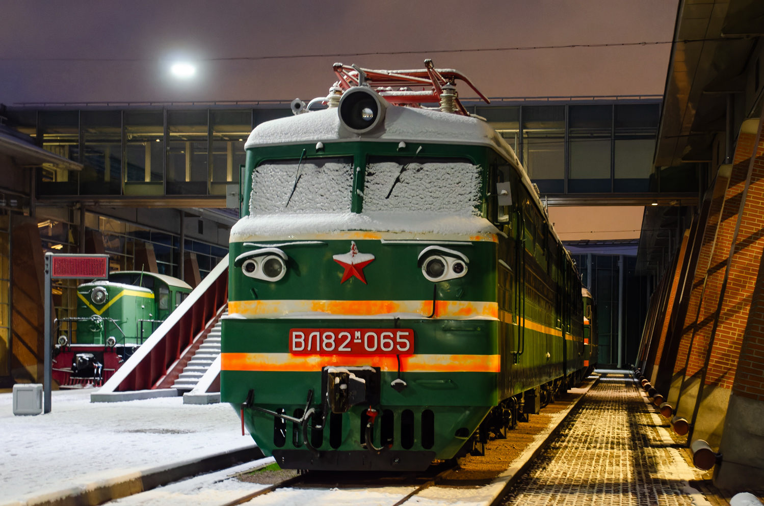 ВЛ82М-065