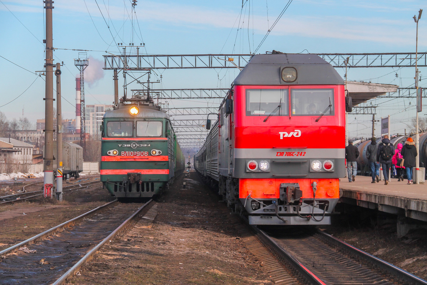 ВЛ10У-906; ТЭП70БС-242