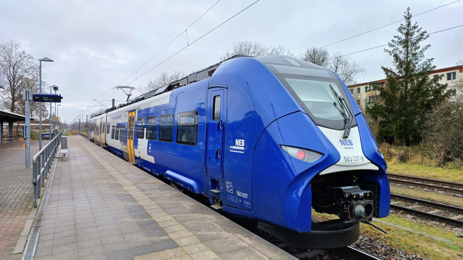 563 037