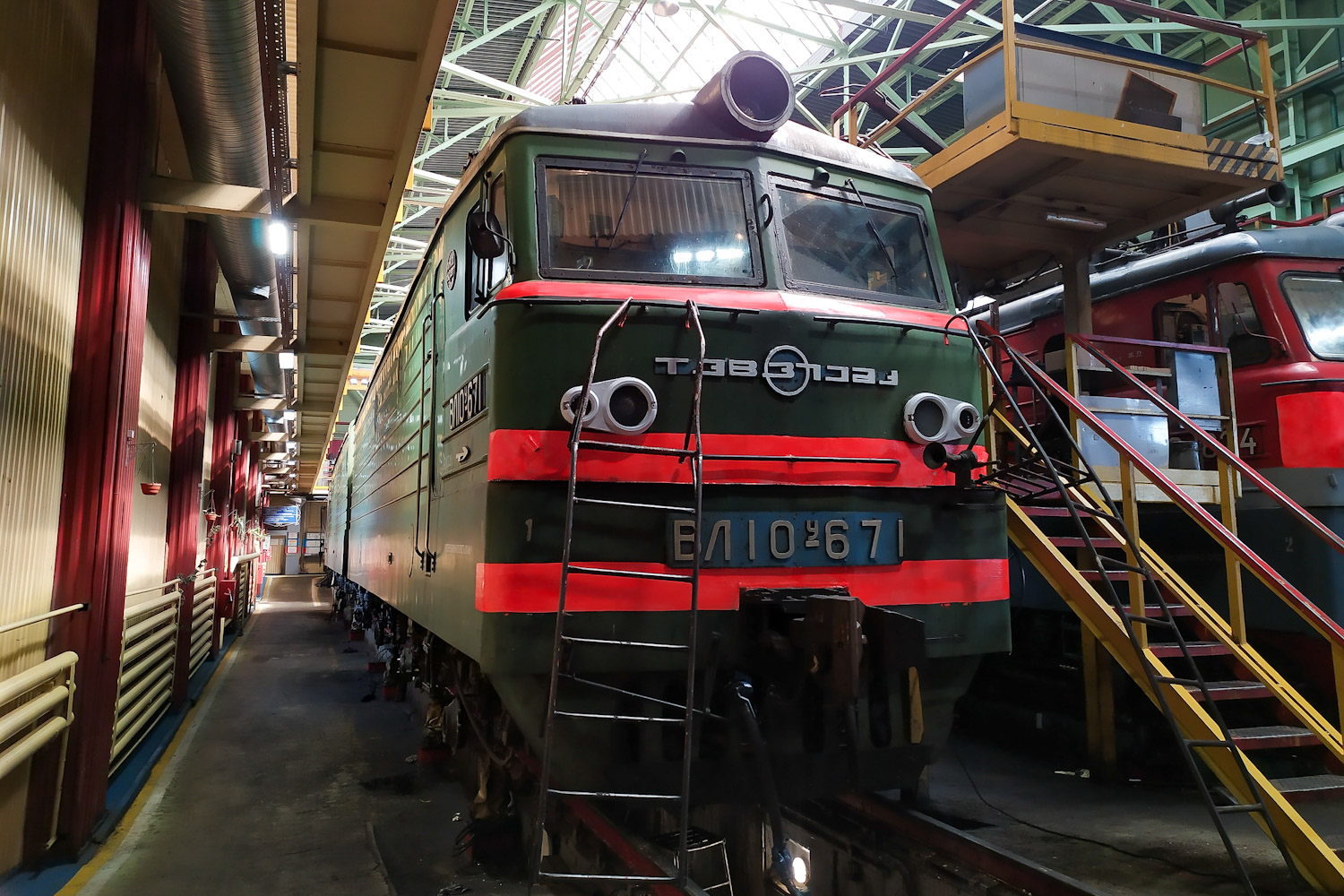 ВЛ10У-671