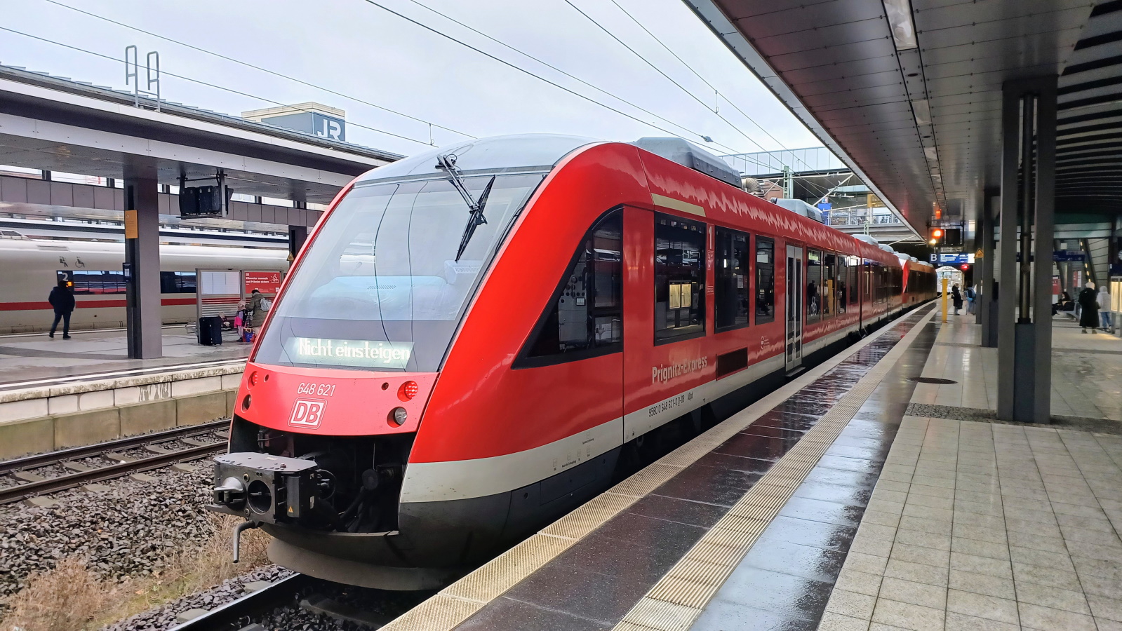 648 121