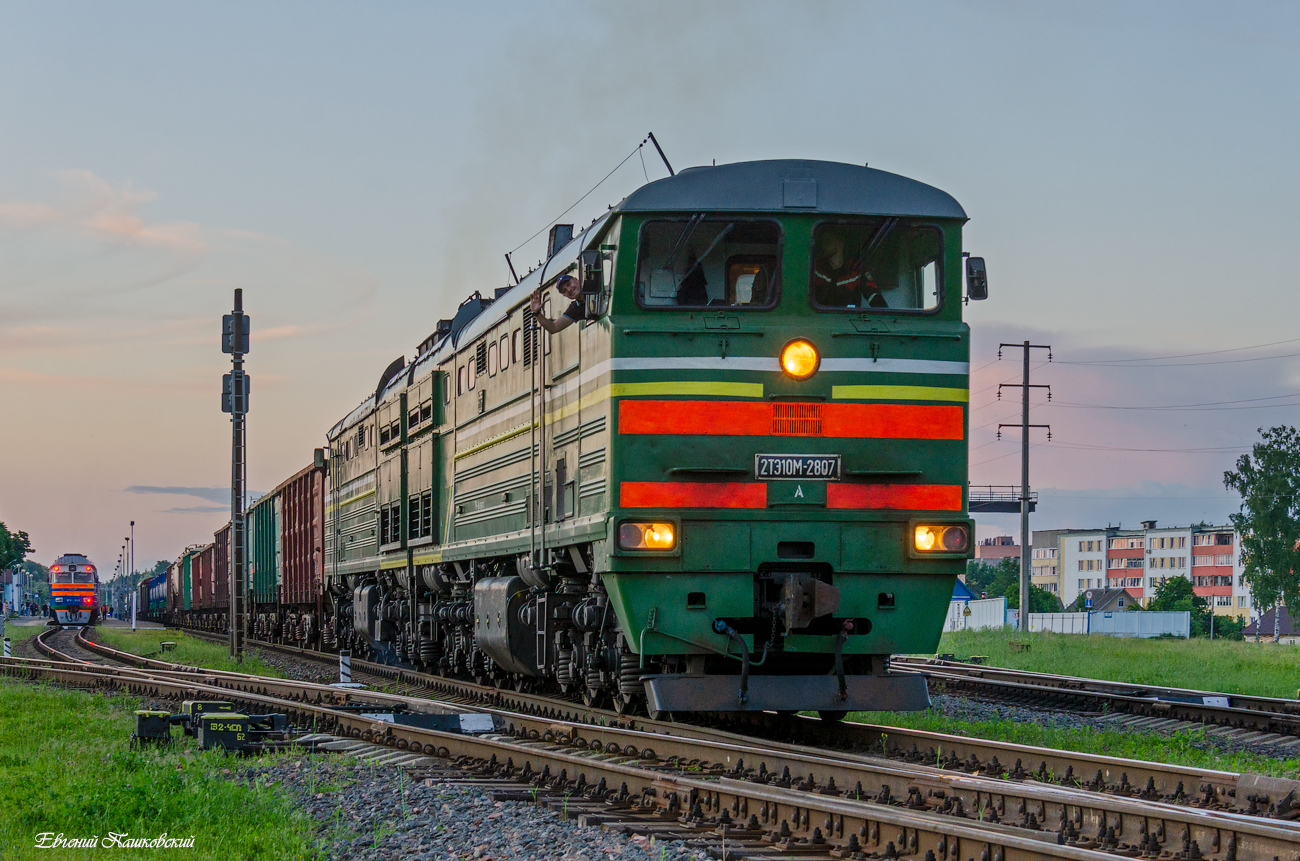 2ТЭ10М-2807