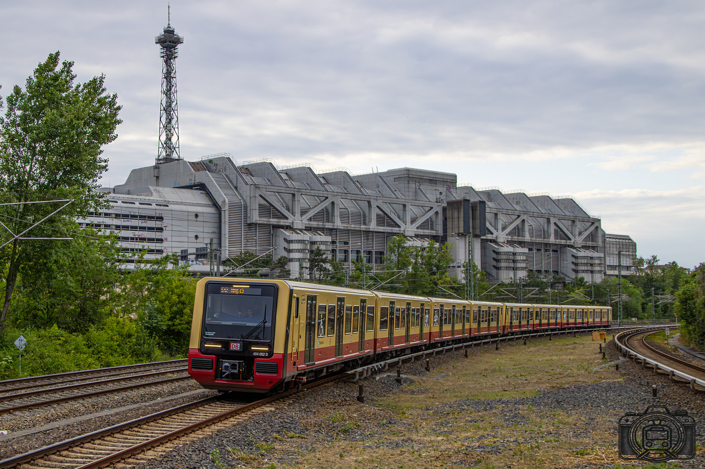 484 052 A