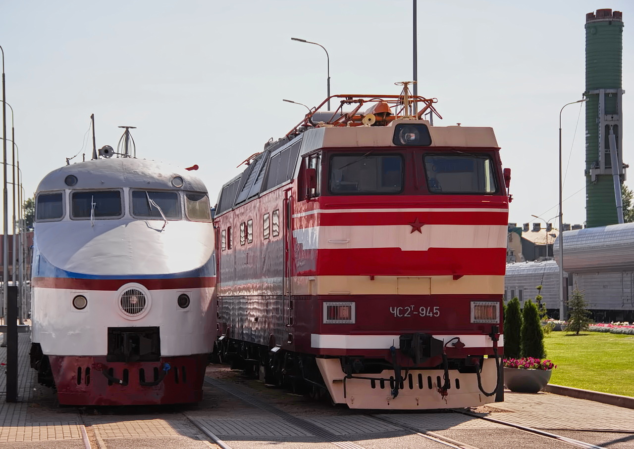 ЭР200-1; ЧС2Т-945