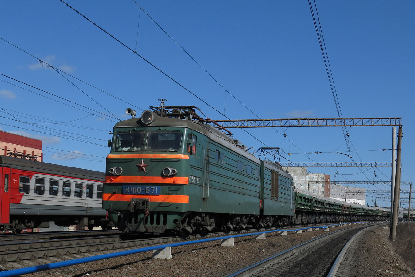 ВЛ10-671