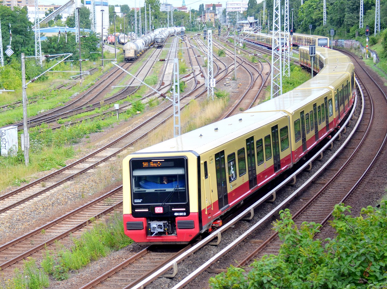 484 041 A