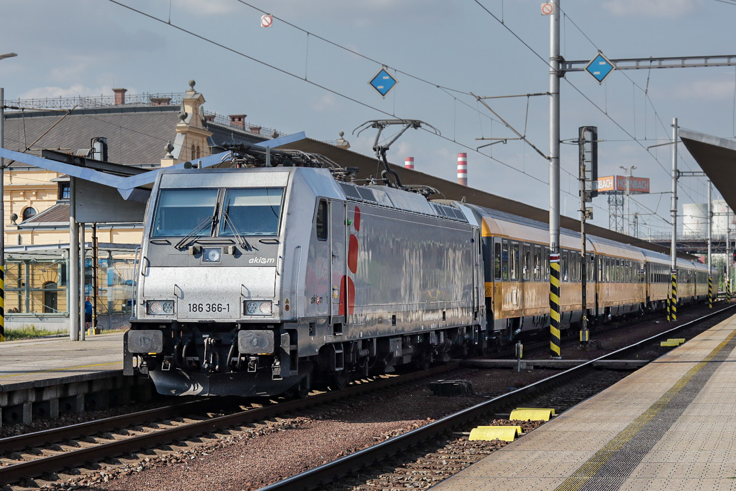 186 366-1