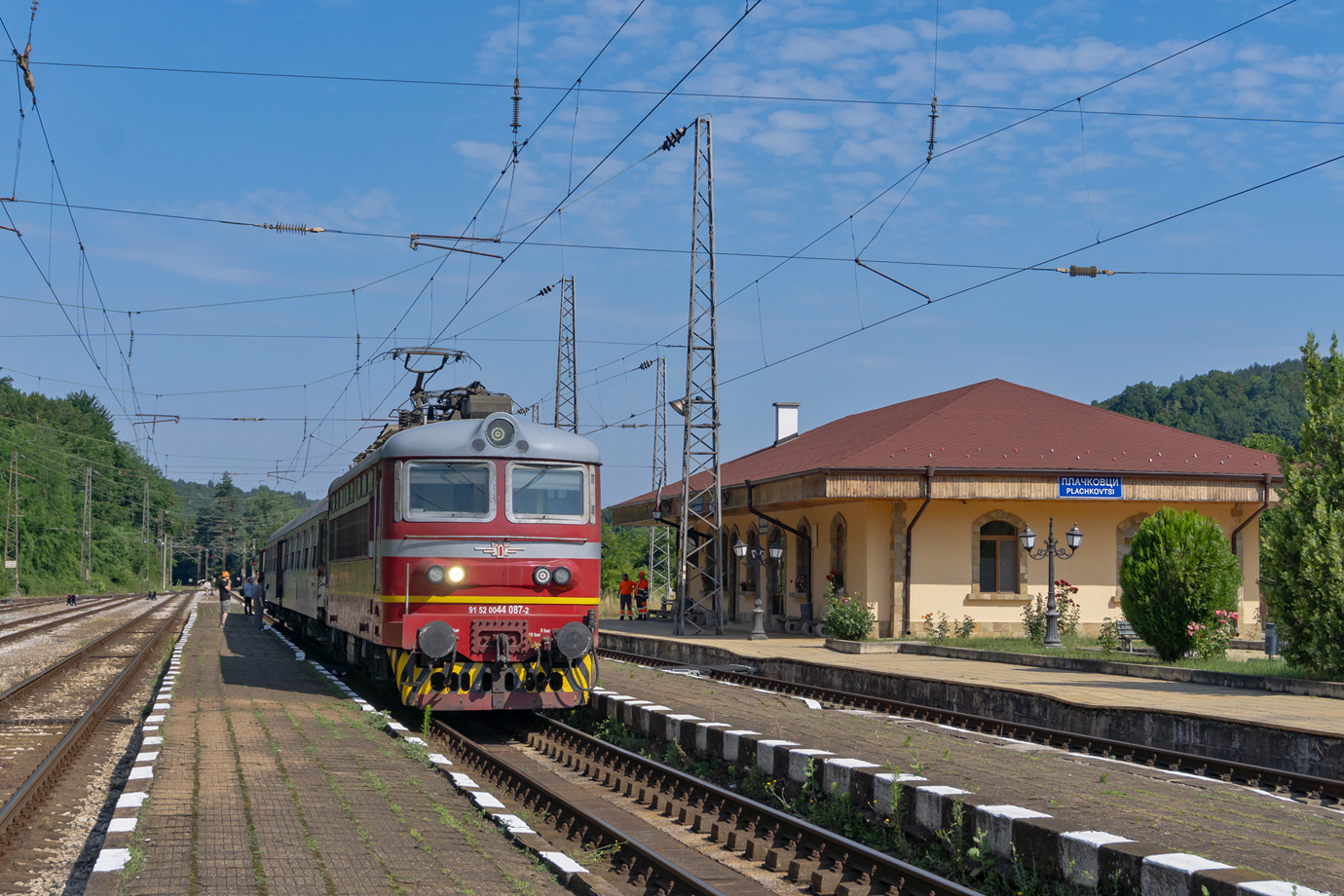 44 087