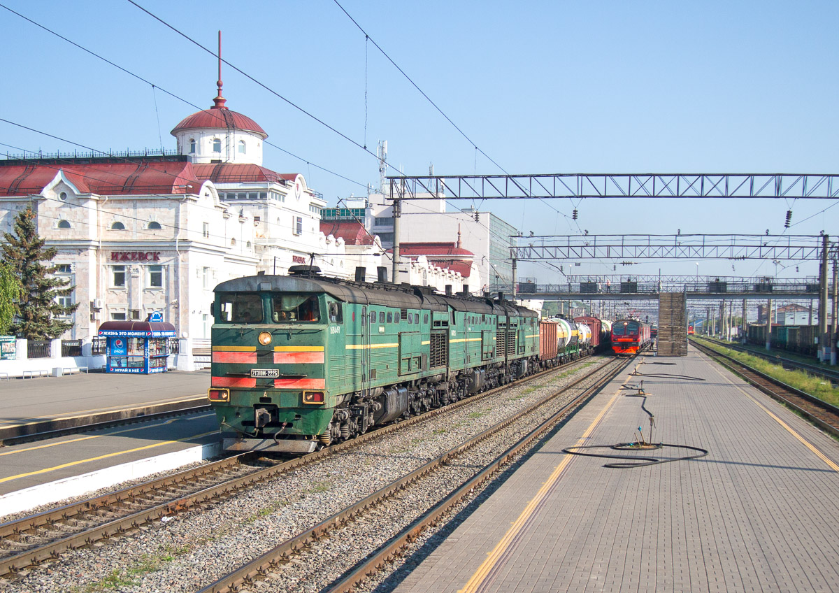 2ТЭ10М-2225