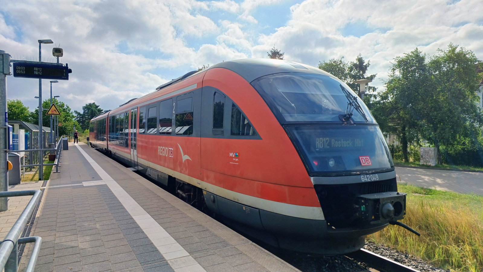 642 049