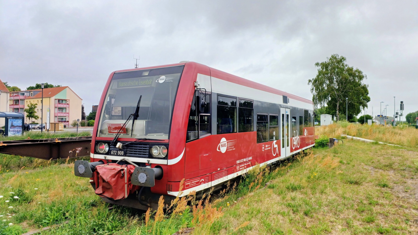 672 908